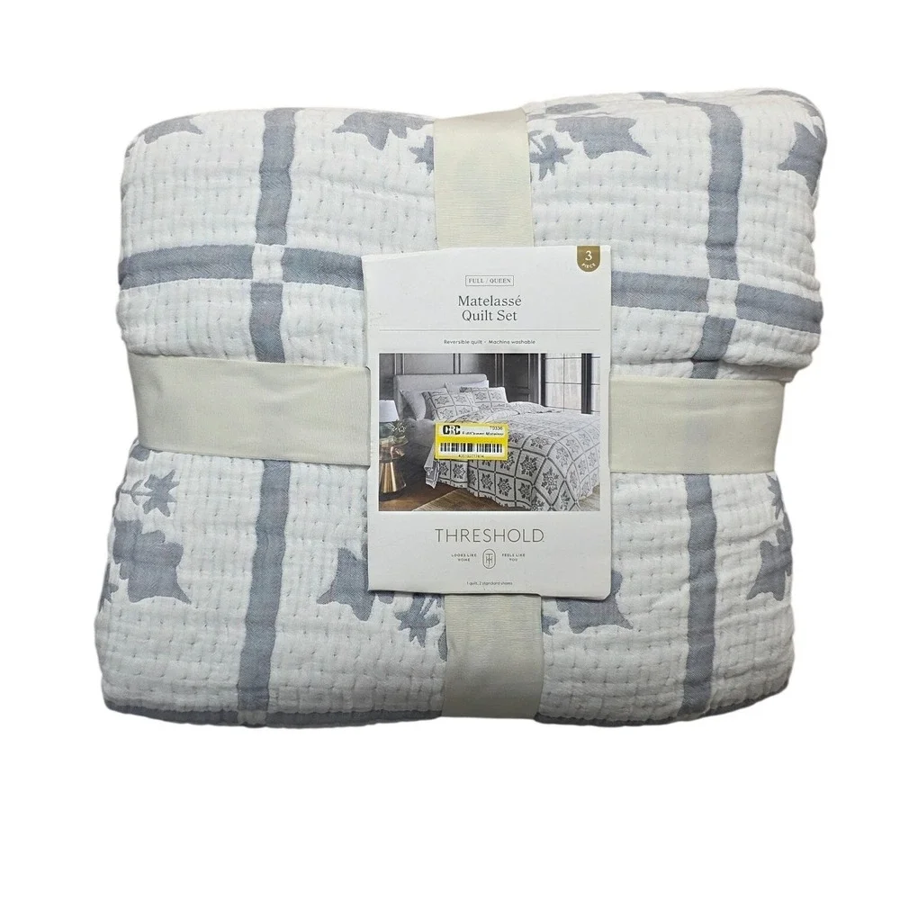 Threshold Matelasse‎ Christmas Quilt Set Snowflake 3pc Reversible Full/Queen